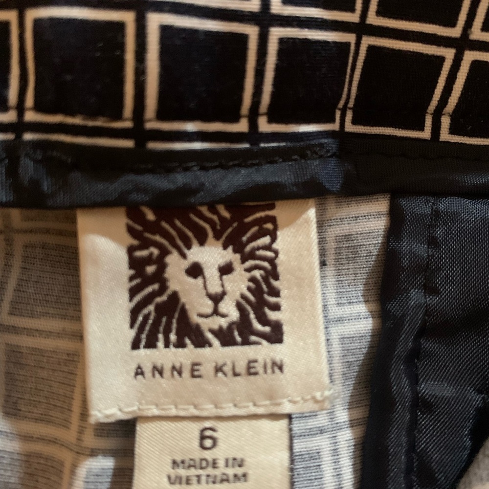 Anne Klein Navy/ White straight leg pant, very small front pocket with zipper